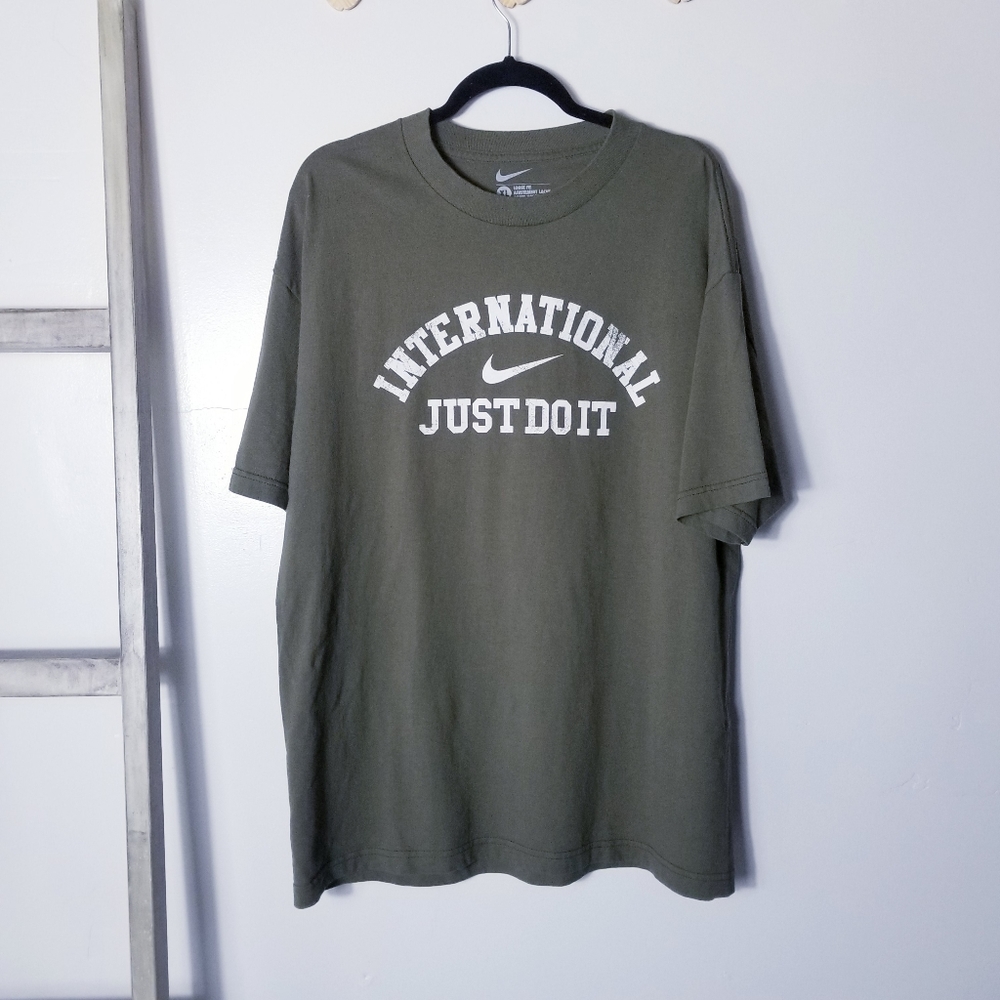 NIKE INTERNATIONAL JUST DO IT OLIVE GREEN LOOSE FIT SHIRT SIZE XL
